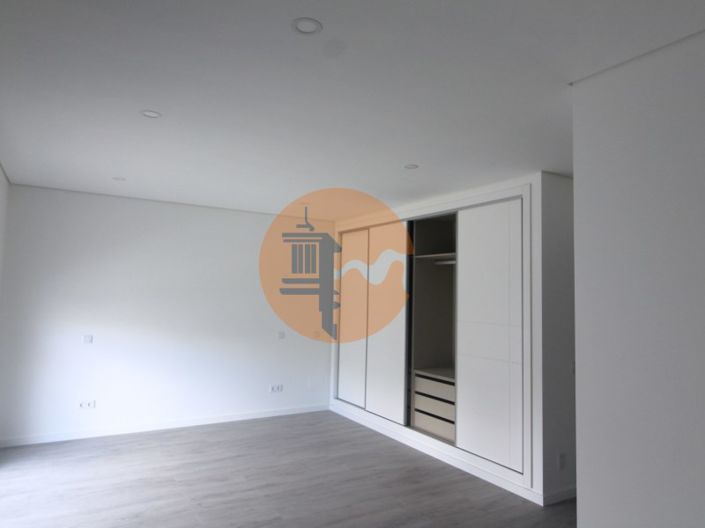 Image No.20-3 Bed House for sale