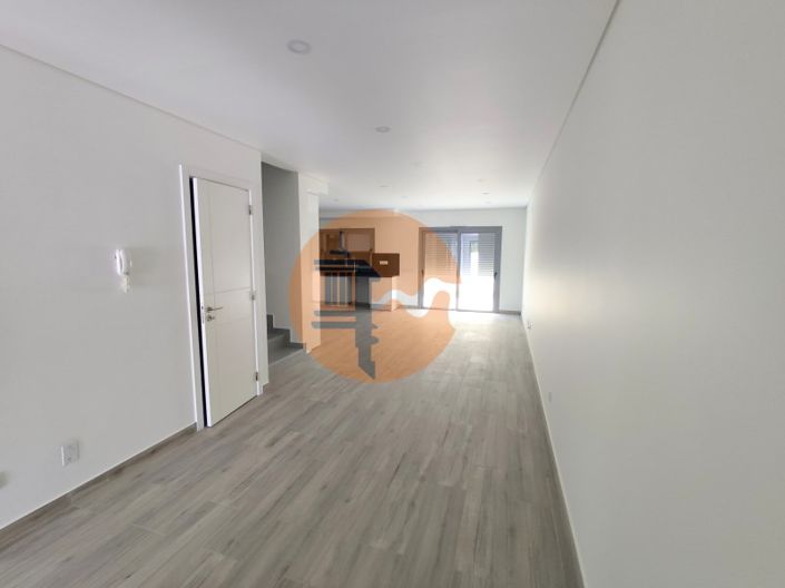 Image No.8-3 Bed House for sale