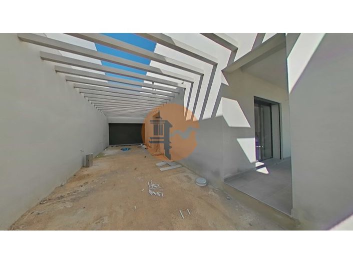 Image No.2-4 Bed House for sale