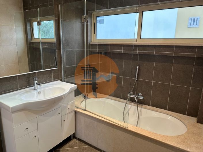 Image No.43-4 Bed House for sale