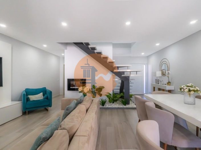 Image No.1-4 Bed House for sale