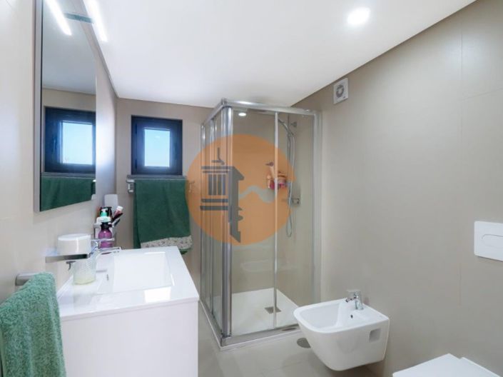 Image No.10-4 Bed House for sale