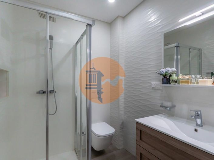 Image No.20-4 Bed House for sale