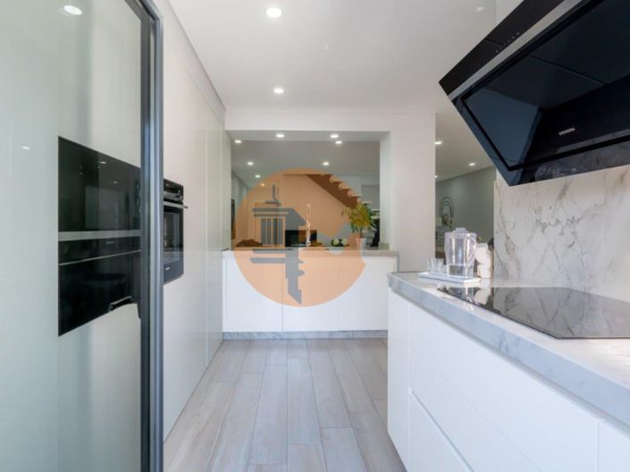 Image No.21-4 Bed House for sale