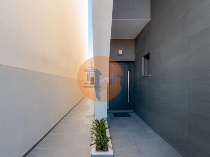 Image No.24-4 Bed House for sale