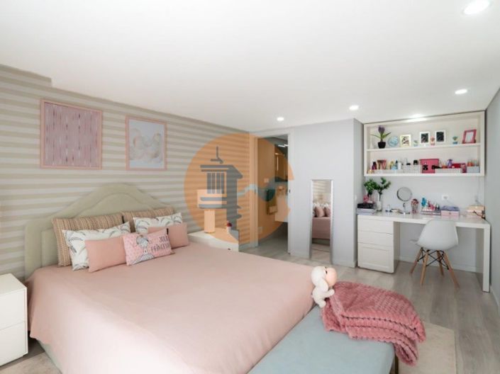 Image No.6-4 Bed House for sale