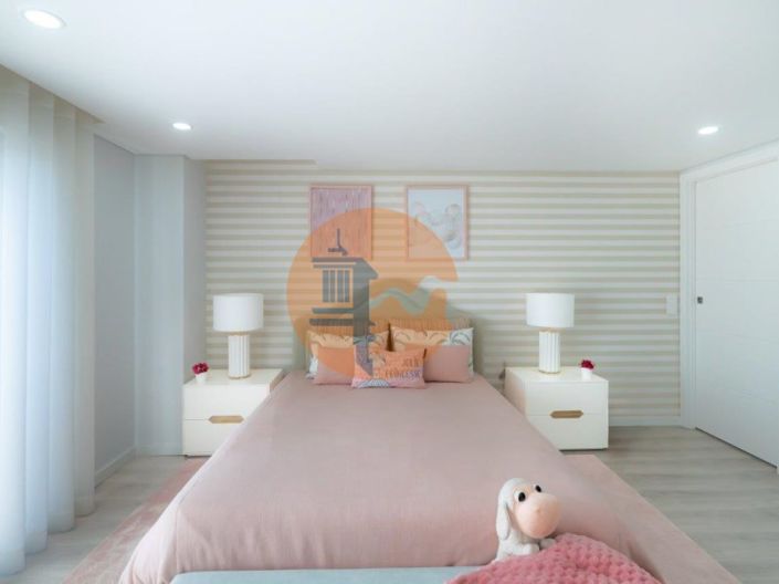 Image No.7-4 Bed House for sale