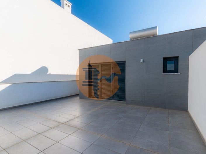 Image No.8-4 Bed House for sale