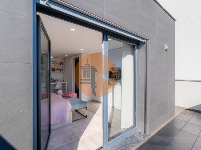 Image No.9-4 Bed House for sale