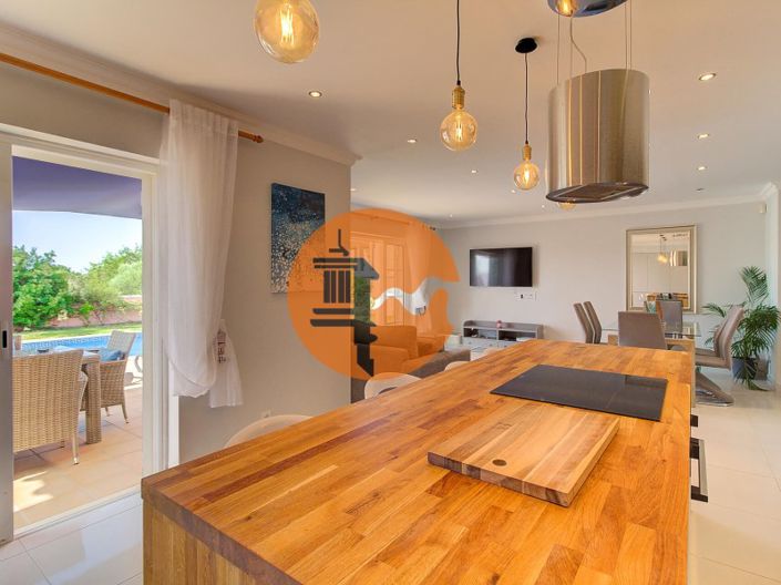 Image No.6-5 Bed House for sale