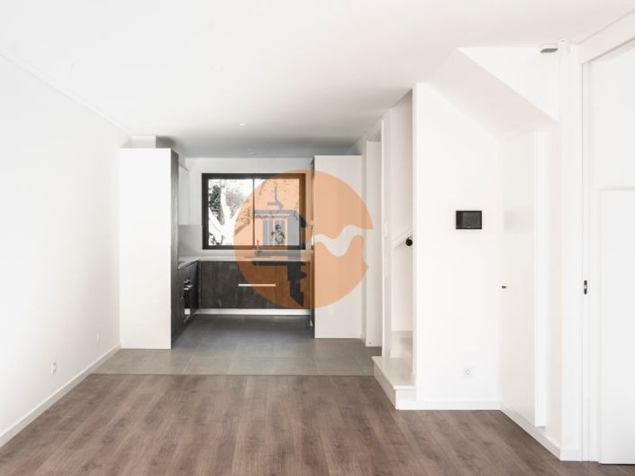 Image No.11-3 Bed House for sale