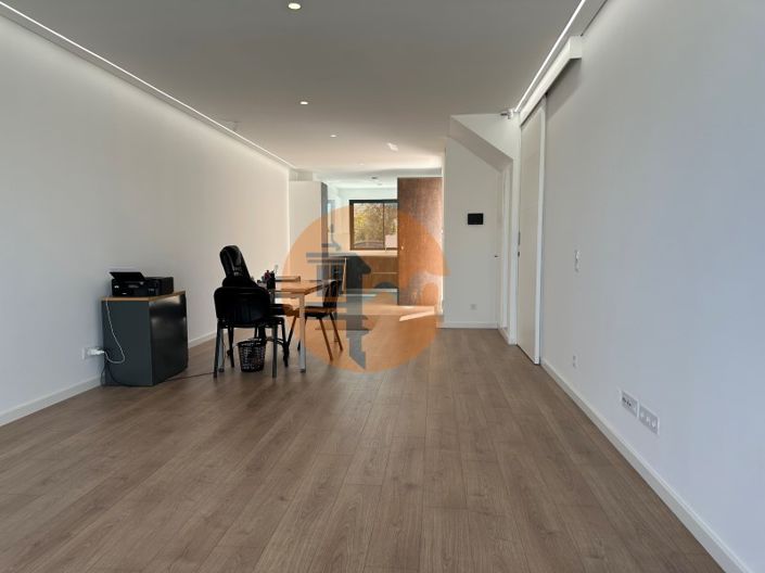 Image No.18-3 Bed House for sale