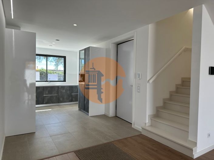 Image No.2-3 Bed House for sale