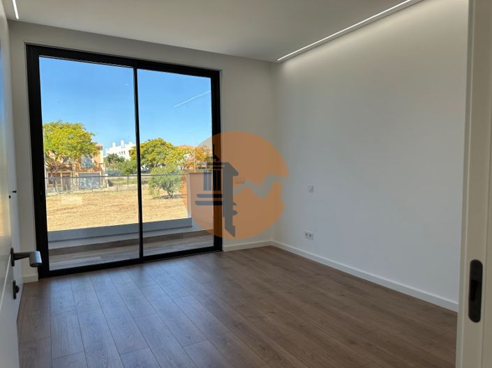 Image No.45-3 Bed House for sale