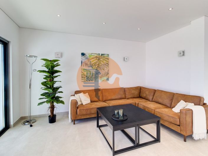 Image No.10-3 Bed House for sale