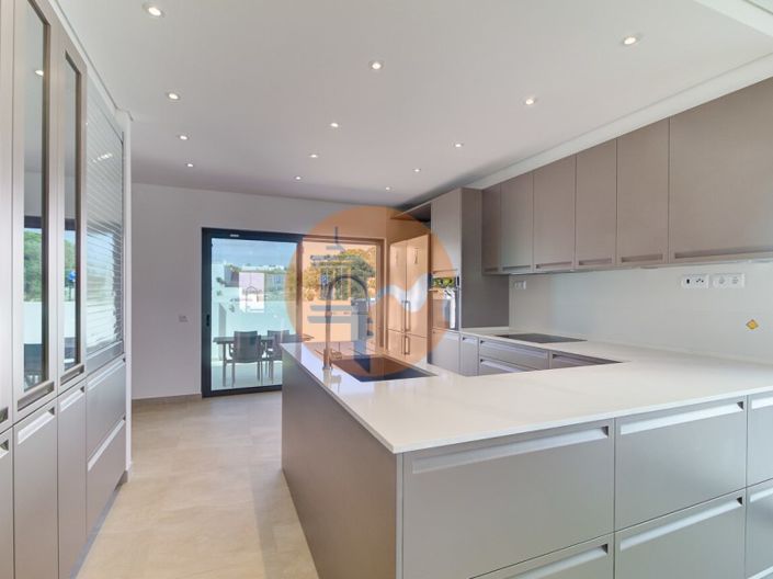 Image No.14-3 Bed House for sale