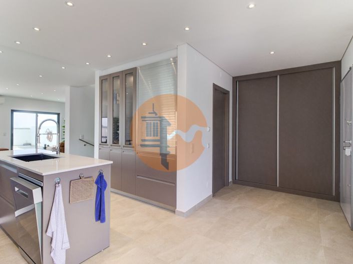 Image No.15-3 Bed House for sale