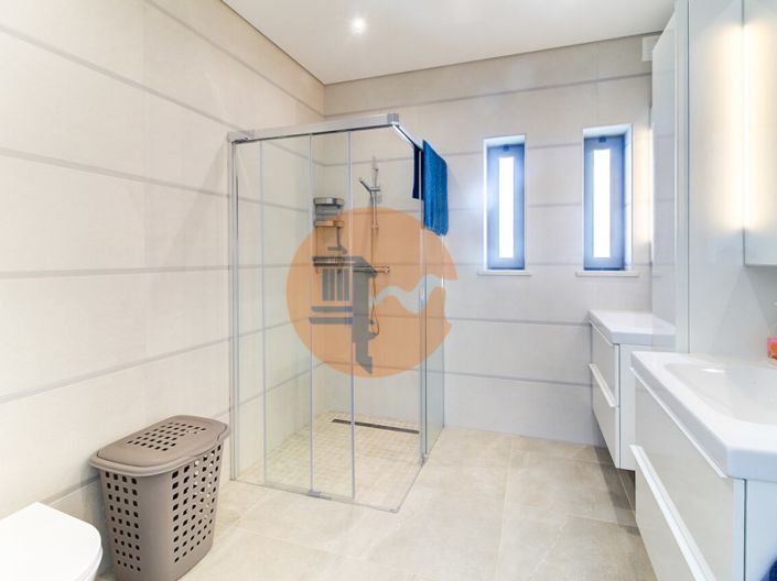 Image No.18-3 Bed House for sale