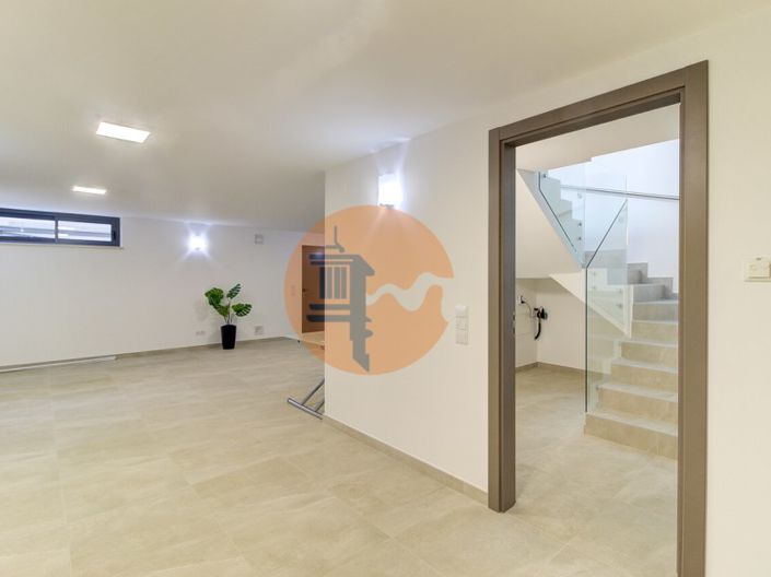 Image No.35-3 Bed House for sale