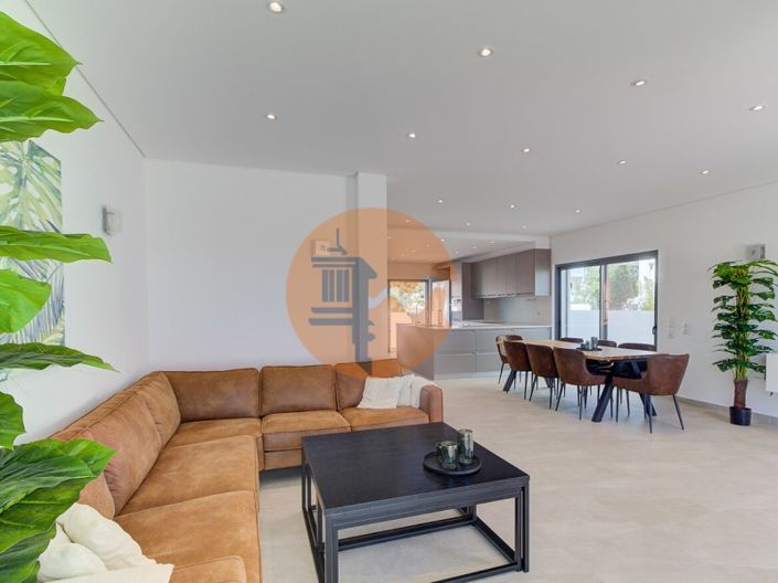 Image No.6-3 Bed House for sale