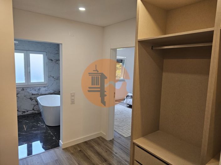 Image No.39-4 Bed House for sale