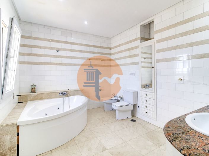 Image No.37-5 Bed House for sale