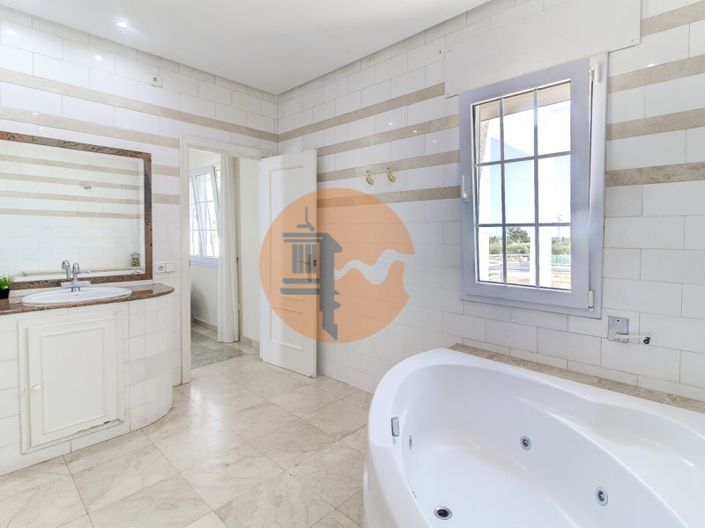 Image No.38-5 Bed House for sale