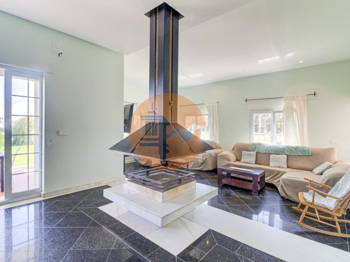 Image No.6-5 Bed House for sale