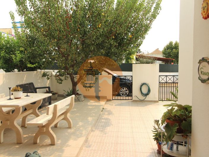 Image No.1-4 Bed House for sale