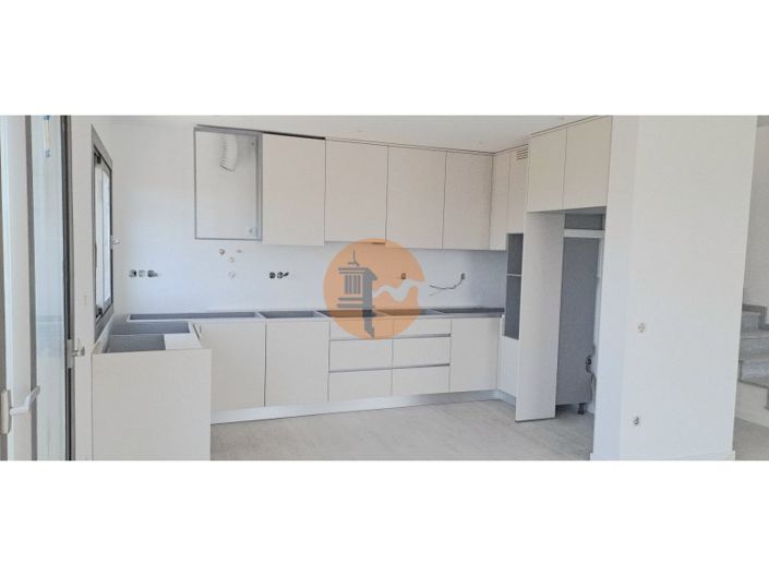 Image No.10-3 Bed Apartment for sale