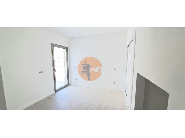 Image No.24-3 Bed Apartment for sale