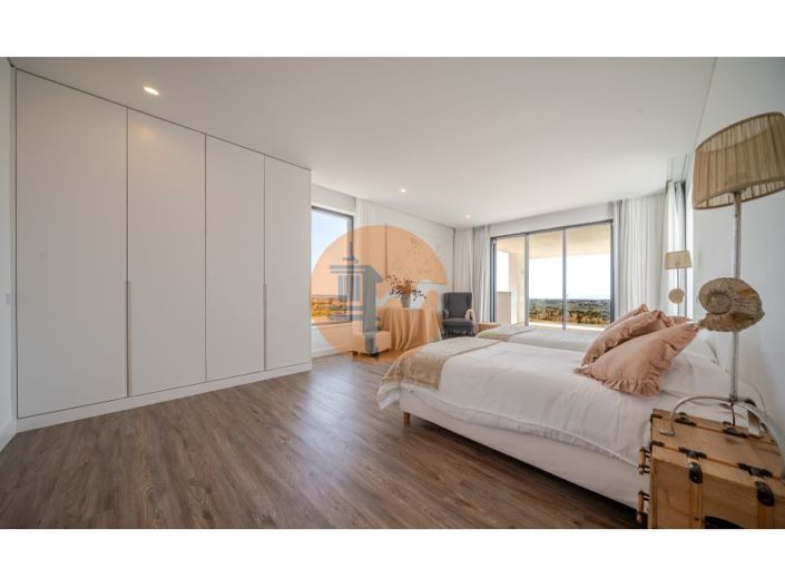 Image No.51-5 Bed House for sale