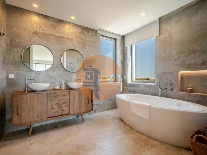 Image No.54-5 Bed House for sale