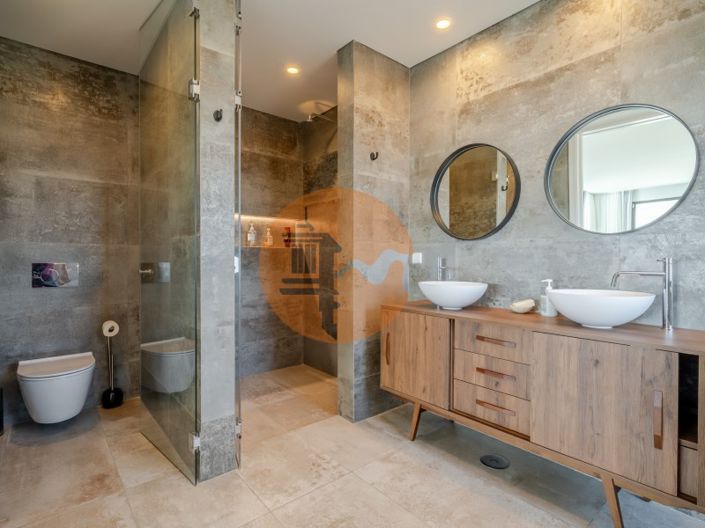 Image No.56-5 Bed House for sale