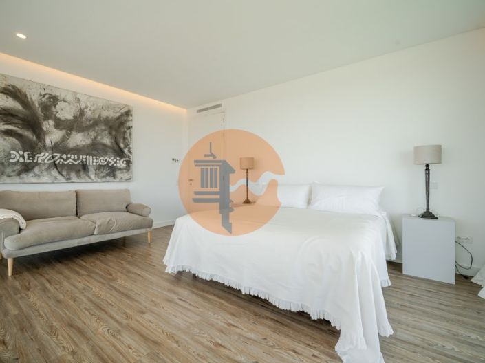 Image No.65-5 Bed House for sale