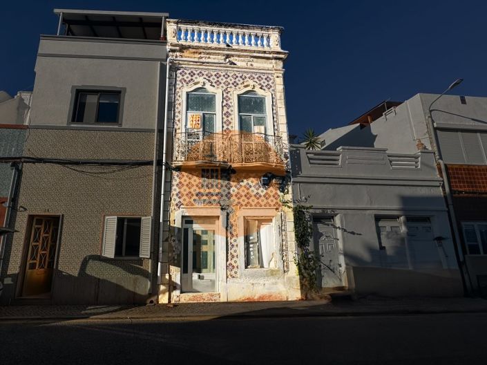 Image No.1-4 Bed House for sale