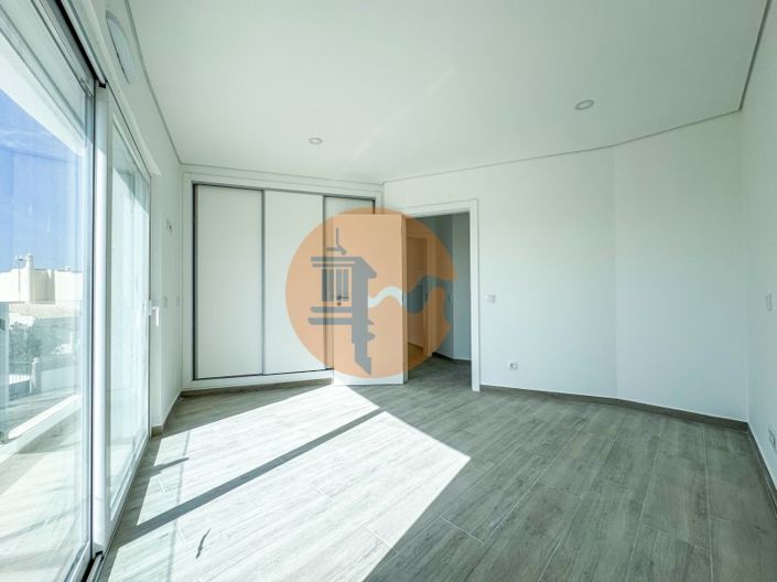 Image No.17-3 Bed Apartment for sale