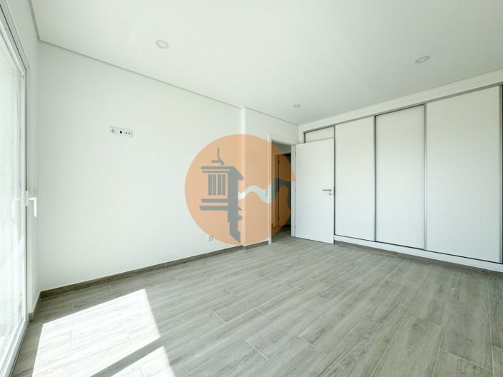 Image No.18-3 Bed Apartment for sale