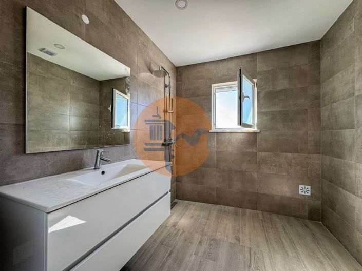 Image No.21-3 Bed Apartment for sale