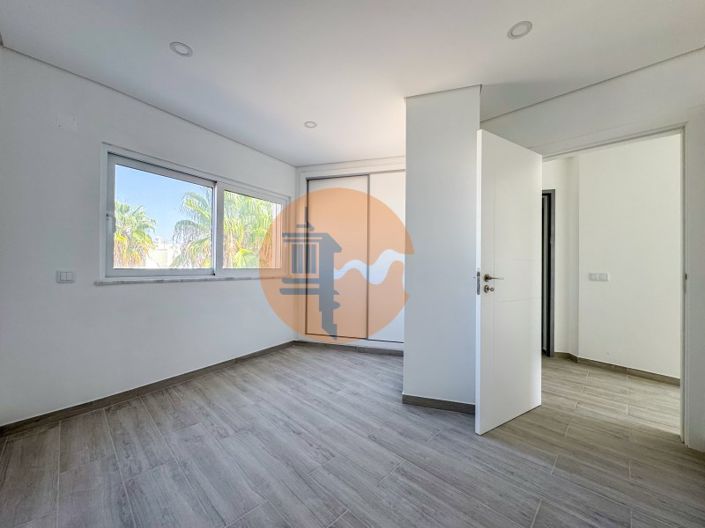 Image No.10-3 Bed Apartment for sale