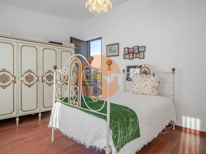 Image No.25-8 Bed House for sale