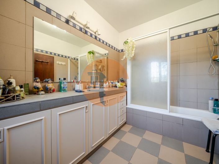 Image No.31-8 Bed House for sale