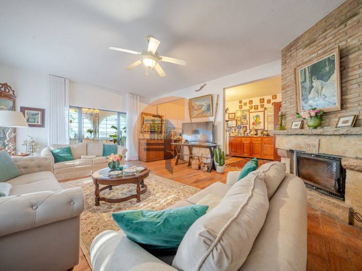 Image No.32-8 Bed House for sale