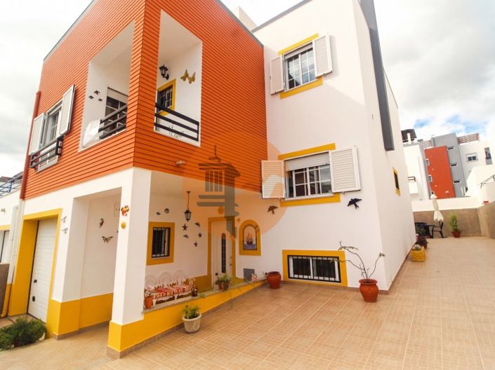 Image No.2-4 Bed House for sale