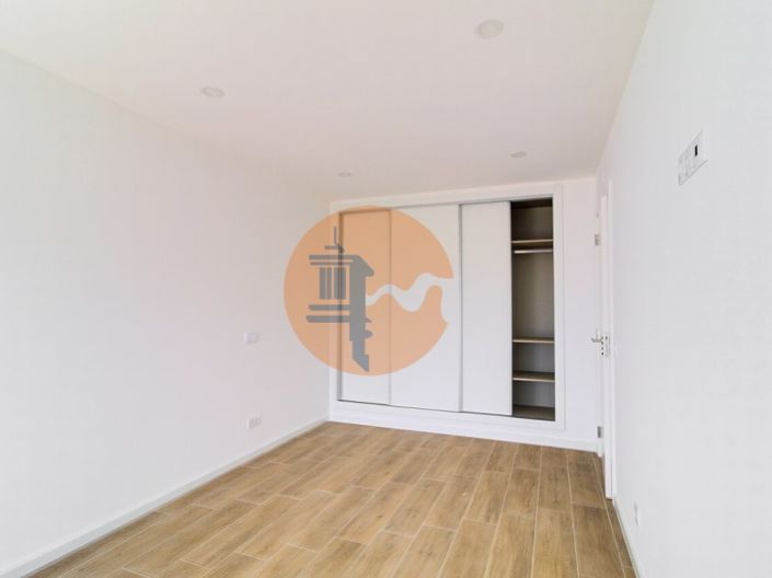 Image No.18-3 Bed Apartment for sale