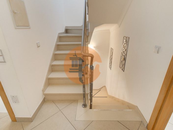 Image No.18-5 Bed House for sale