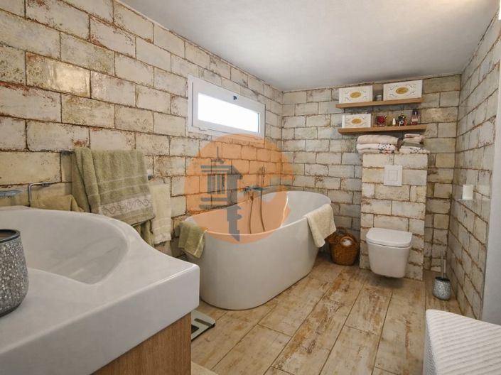 Image No.40-4 Bed House for sale