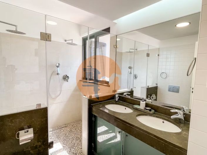 Image No.16-3 Bed House for sale