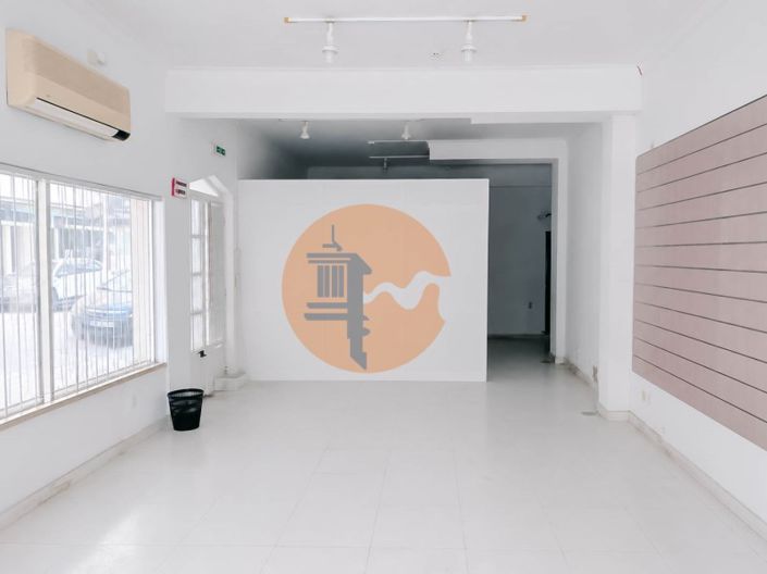 Commercial Store next to Monte Gordo Beach - Ideal for Investment