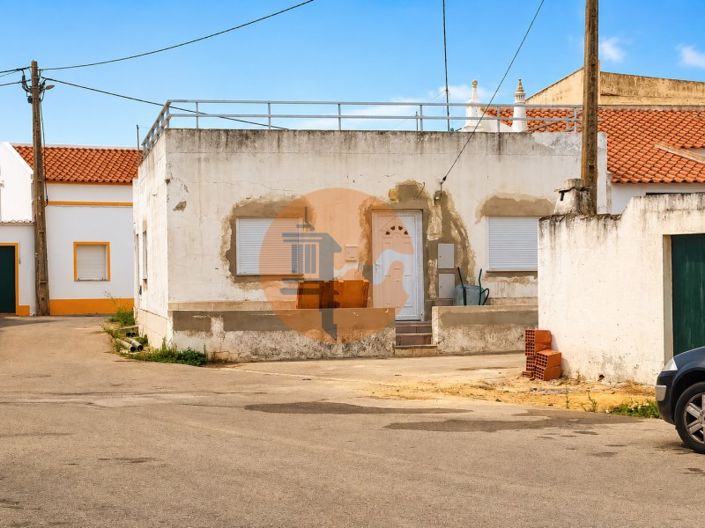 Fully refurbished 2 bedroom villa excellent option for own housing or holiday home.